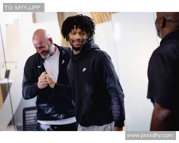 气氛热烈比卢普斯训练中祝贺三球员续约杨瀚森等队友热烈鼓掌 气氛热烈比卢普斯训练中祝贺三球员续约杨瀚森等队友热烈鼓掌